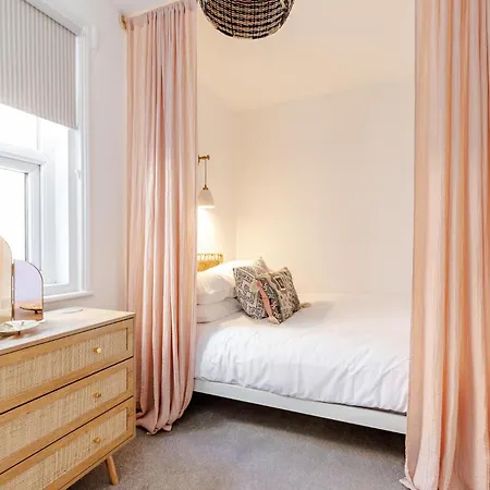 Rose - Hot Tub - Town Centre Location Scarborough