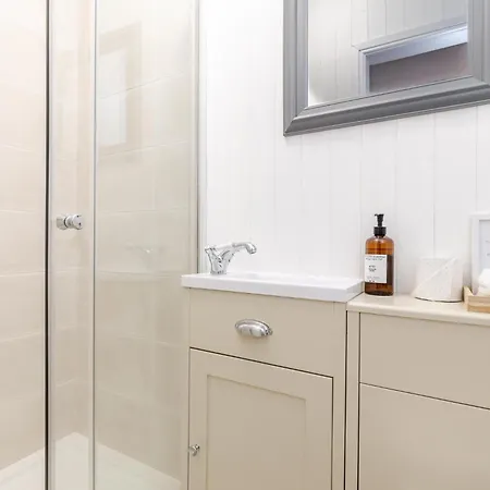 Semesterbostad Rose - Hot Tub - Town Centre Location *