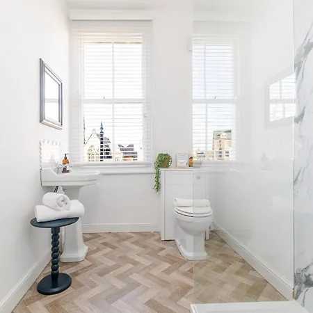 Rose - Hot Tub - Town Centre Location