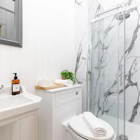 Rose - Hot Tub - Town Centre Location Holiday home *