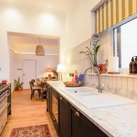 Rose - Hot Tub - Town Centre Location