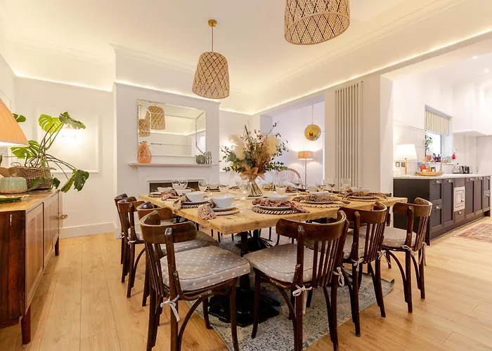 Rose - Hot Tub - Town Centre Location *