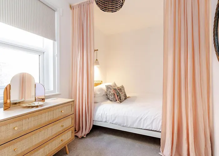 Rose - Hot Tub - Town Centre Location Scarborough