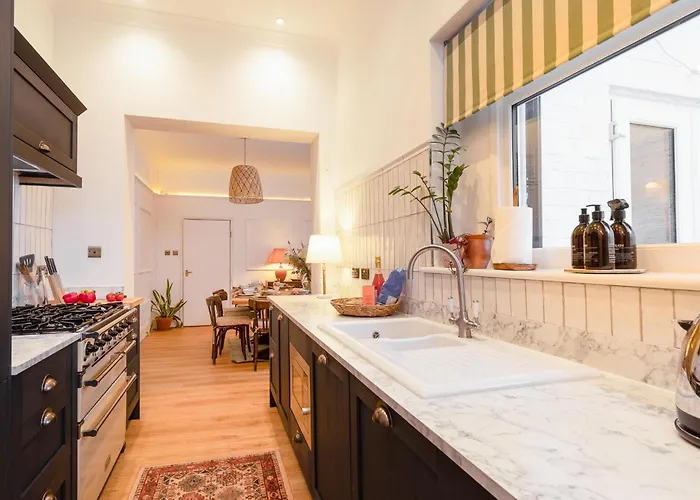 Rose - Hot Tub - Town Centre Location