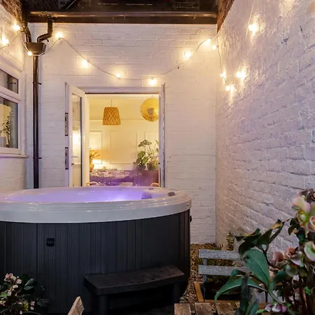 Rose - Hot Tub - Town Centre Location 스카버러
